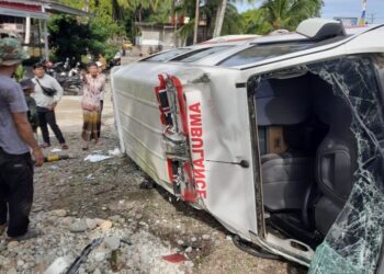 Sebuah mobil ambulance BG 9022 QZ mengalami kecelakaan tunggal menabrak tiang dan terbalik