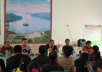 Bupati Humbang Hasundutan (Humbahas), Dosmar Banjarnahor, saat memimpin rapat penanganan stunting, di wilayah kerja UPT Puskesmas Pollung, Jumat (26/5/2023).