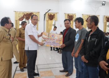 Bupati Humbang Hasundutan saat serahkan hibah keagamaan dan alat-alat mesin pertanian (Alsintan) kepada masyarakat Humbahas melalui kelompok tani, Selasa (6/6/2023), di Pendopo Bukit Inspirasi Doloksanggul.