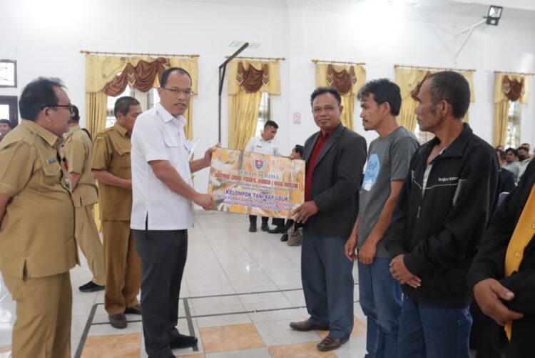 Bupati Humbang Hasundutan saat serahkan hibah keagamaan dan alat-alat mesin pertanian (Alsintan) kepada masyarakat Humbahas melalui kelompok tani, Selasa (6/6/2023), di Pendopo Bukit Inspirasi Doloksanggul.