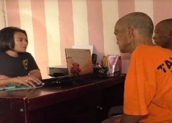 Dua pelaku pencabulan, SM dan DM (60) akhirnya diringkus polisi dan kini sedang menjalani proses hukum di Mapolres Toba. Keduanya digiring ke Polres Toba setelah dibekuk di rumah tersangka. TRIBUN MEDAN/HO