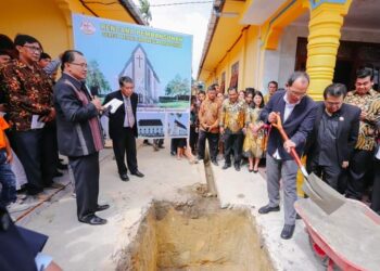 Bupati Humbahas, Dosmar Banjarnahor, saat meletakkan batu pertama pembangunan Gereja Bethel Indonesia (GBI) Parbotihan, Kamis (22/6/2023), lalu.