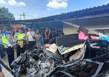Satu unit mobil ringsek ditabrak kereta api, Rabu (28/6/2023) siang. Kecelakaan terjadi di perlintasan kreta api jalan Yos Sudarso, Kecamatan Rambutan, Kota Tebingtinggi.  Tribun Medan/Anugrah Nasution