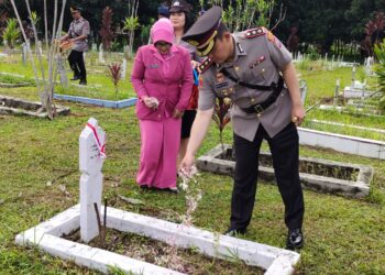 Kapolres Simalungun saat tabur bunga ke pusara para pahlawan.