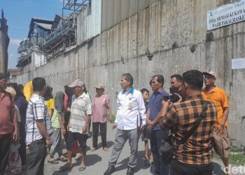 Kepala Ombudsman Sumut, Abyadi Siregar (kemeja putih) bersama warga saat meninjau jalan negara yang dijual ke swasta. (Nizar Aldi/detikSumut)