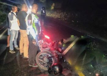 Unit Gakkum Sat Lantas Polres Simalungun mengawasi korban dan kendaraan nahas yang diduga ditabrak dari belakang, Rabu (21/6/2023)