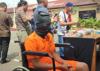Dicky Suhendra (19), pelaku pembunuhan Sugiarti yang ditemukan tewas dan membusuk di perladangan ubi di Desa Kuta Baru, Kecamatan, Tebingtinggi, Kabupaten, Serdang Bedagai saat diamankan polisi. /Anugrah Nasution. (TRIBUN MEDAN/ANUGRAH NASUTION)