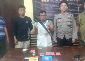 Foto tersangka memperlihatkan barang bukti.