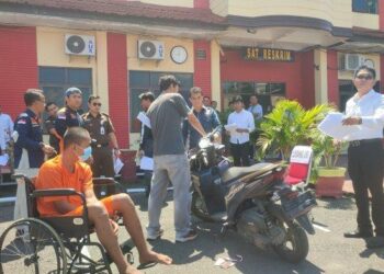 Rizky Pratama pelaku pembunuhan wanita yang ditemukan membusuk di ladang  ubi saat mengikuti rekonstruksi di Polres Tebingtinggi, Senin (19/6/2023). Tribun Medan/Anugrah Nasution