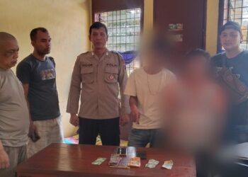 Foto kedua pelaku dan barang bukti yang diamankan Polisi.