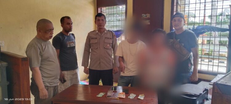 Foto kedua pelaku dan barang bukti yang diamankan Polisi.