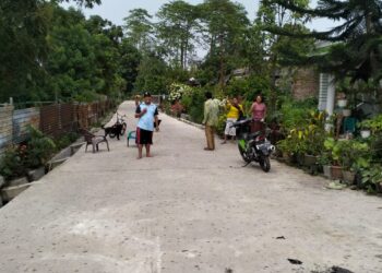 Jalan menuju pemakaman umum di Kelurahan Siopat Suhu, yang selama ini rusak parah seperti kubangan kerbau, akhirnya jadi mulus setelah diperbaiki pihak PT Sumatera Tobacco Trading Company (STTC), belum lama ini.
