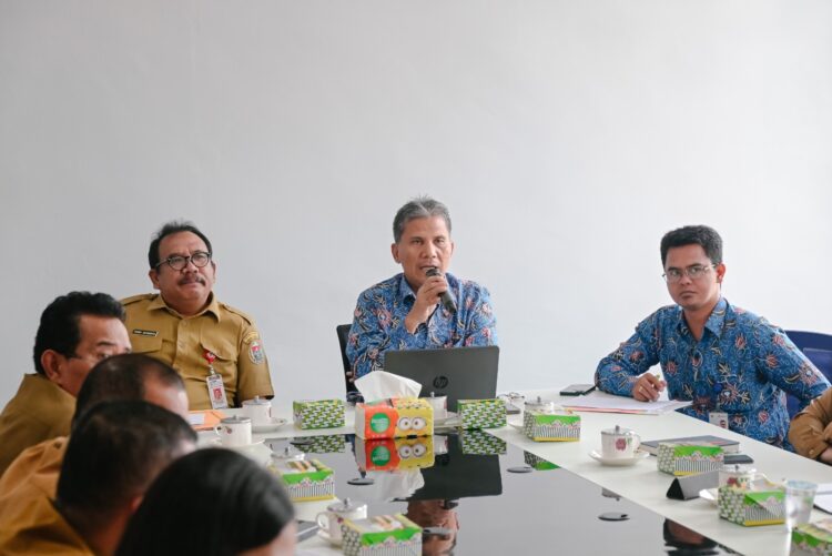 Kepala Ombudsman RI Perwakilan Sumatera Utara, Abyadi Siregar, ketika menghadiri Sosialisasi Penilaian Kepatuhan Penyelenggaraan Pelayanan Publik di Lingkungan Pemerintah Kabupaten Humbang Hasundutan, Selasa (27/6/2023), di Ruang Rapat Mal Pelayanan Publik (MPP) Doloksanggul.