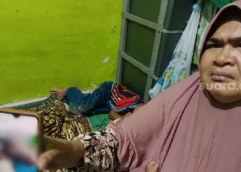 Nenek korban menunjukkan foto Baim saat menjalani perawatan di rumah sakit. [Suara com/M. Aribowo]