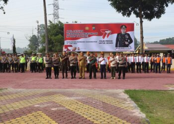 Bupati Humabahas, Dosmar Banjarnahor, SE, bersama Forum Komunikasi Pimpinan Daerah (Forkopimda) saat menghadiri Apel Ketua Satuan Keamanan Lingkungan (Kasatkamling) Tahun 2023, Rabu (21/6/2023), di Mapolres Humbahas.
