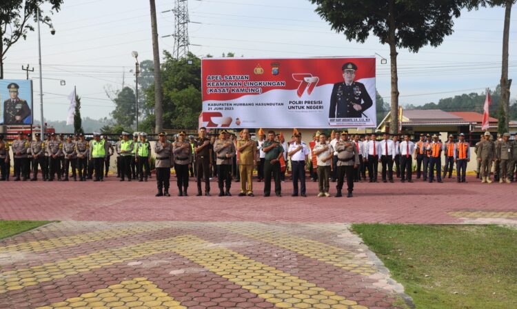 Bupati Humabahas, Dosmar Banjarnahor, SE, bersama Forum Komunikasi Pimpinan Daerah (Forkopimda) saat menghadiri Apel Ketua Satuan Keamanan Lingkungan (Kasatkamling) Tahun 2023, Rabu (21/6/2023), di Mapolres Humbahas.