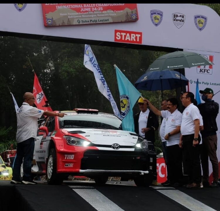 Ijeck yang didampingi Direktur Utama TPL, Venkateshwarlu Cheruku dan Deputy Social Capital Head, Linggom Dongoran, Ketua Badan Pengawas IMI, Jeffrey JP, Ketua IMI Sumut, Harun Mustafa Nasution, Wakil Bupati Simalungun, Bupati Samosir, Bupati Dairi, Bupati Pakpak Bharat, dan Kapolres Simalungun melepas 39 pereli untuk adu kecepatan di Lintasan HTI TPL Sektor Aek Nauli.