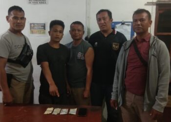 Foto tersangka lagi menunjuk barang bukti.