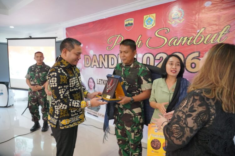 Bupati Pakpak Bharat, Franc Bernhard Tumanggor saat menghadiri pisah sambut Komandan Kodim (Dandim) 0206/Dairi, di Gedung Serbaguna Salak Pakpak Bharat, Kamis (15/06/2023) .
