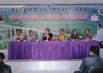 Bupati Humbang Hasundutan, Dosmar Banjarnahor, SE, saat memberikan pengarahan.