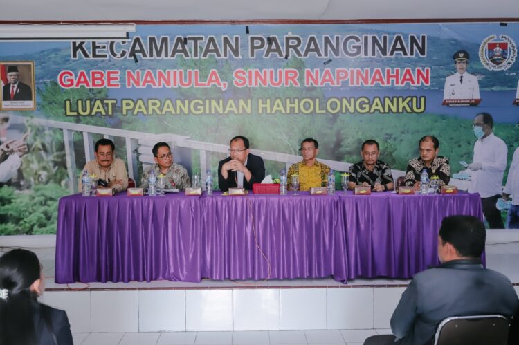Bupati Humbang Hasundutan, Dosmar Banjarnahor, SE, saat memberikan pengarahan.