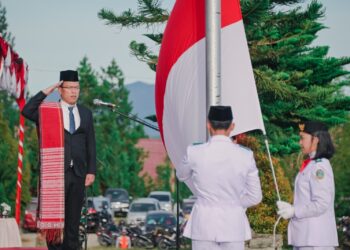 Bupati Humbahas, Dosmar Banjarnahor, SE, saat memimpin upacara peringatan Hari Lahir Pancasila Tahun 2023, di Lapangan Perkantoran Bukit Inspirasi Doloksanggul, Kamis (1/6/2023).