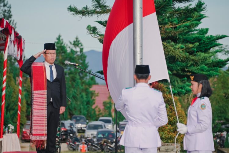 Bupati Humbahas, Dosmar Banjarnahor, SE, saat memimpin upacara peringatan Hari Lahir Pancasila Tahun 2023, di Lapangan Perkantoran Bukit Inspirasi Doloksanggul, Kamis (1/6/2023).