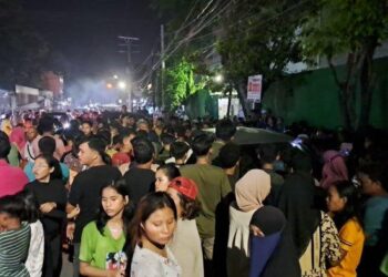 Warga mengerumuni lokasi penemuan mayat wanita di Jalan Klambir V, Kelurahan Tanjung Gusta, Kecamatan Medan Helvetia, Rabu (7/6/2023). TRIBUN MEDAN/ALFIANSYAH