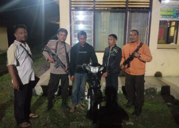 Foto pelaku dan barang bukti sepeda motor yang diamankan Polisi.