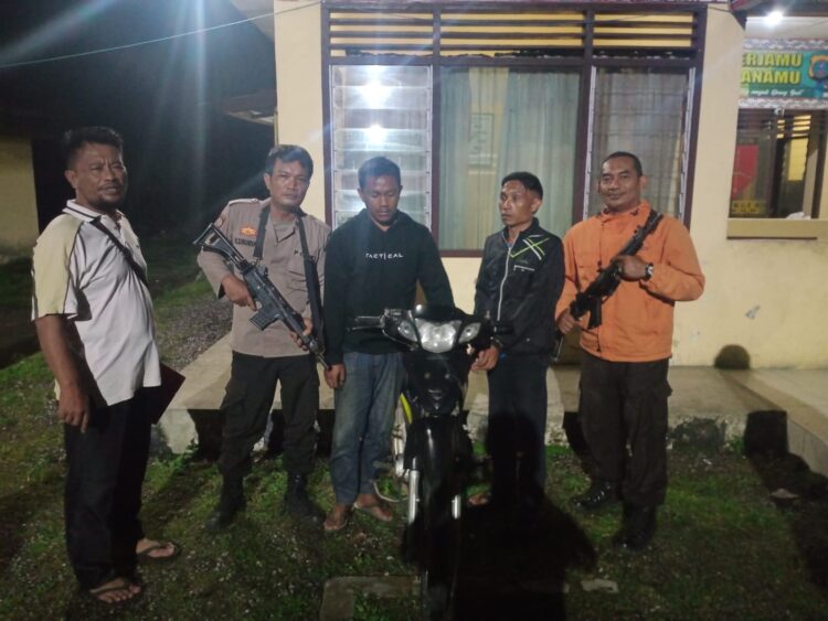Foto pelaku dan barang bukti sepeda motor yang diamankan Polisi.