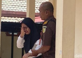 Foto: Wanita bernama Ardilla Rahayu Pongoh (ARP) di Sorong, Papua Barat Daya menangis usai dituntut penjara seumur hidup.(Juhra Nasih/detikcom)