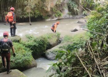 Foto: Tim SAR saat melakukan pencarian jasad Rizki. (Foto: Dok. Basarnas Medan )