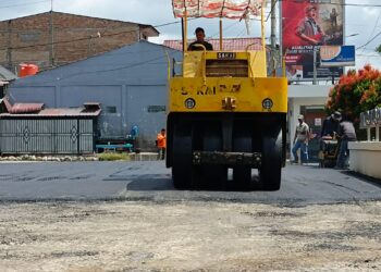 Pengerjaan pengaspalan pada kegiatan penataan MPP, disamping kantor Koramil Dolok Sanggul atau Jalan Merdeka, Kelurahan Dolok Sanggul, Kecamatan Dolok Sanggul yang dikerjakan PT Bina Karya Sejati.