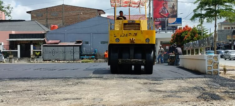 Pengerjaan pengaspalan pada kegiatan penataan MPP, disamping kantor Koramil Dolok Sanggul atau Jalan Merdeka, Kelurahan Dolok Sanggul, Kecamatan Dolok Sanggul yang dikerjakan PT Bina Karya Sejati.