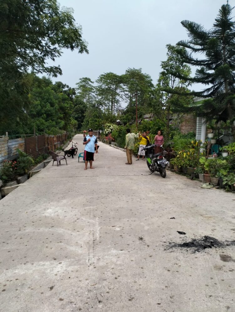 Jalan menuju pemakaman umum di Kelurahan Siopat Suhu, yang selama ini rusak parah seperti kubangan kerbau, akhirnya jadi mulus setelah diperbaiki pihak PT Sumatera Tobacco Trading Company (STTC), belum lama ini.