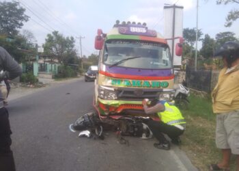 Polisi saat melakukan olah TKP.