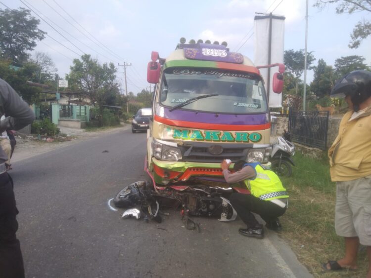 Polisi saat melakukan olah TKP.