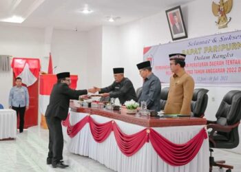 Bupati Humbahas, Dosmar Banjarnahor, SE, melalui Sekda, Drs. Tonny Sihombing, MIP, memberikan jawaban atas Pandangan Umum Fraksi DPRD Kabupaten Humbahas terhadap Nota Pengantar Bupati atas 7 (tujuh)  Ranperda, pada Rapat Paripurna di Gedung DPRD Humbahas, Kamis (15/6/2023), di Gedung DPRD Humbahas.