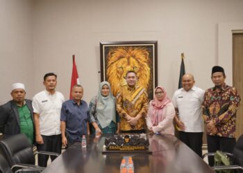 Panitia Festival Nasyid dan Marhaban FBT-MO Mersada saat bertemu Bupati Pakpak Bharat, Franc Bernhard Tumanggor, di Ruang Kerja Bupati, Kompleks Kantor Bupati Pakpak Bharat di Panorama Indah Sindeka Salak, Rabu  (14/06/2023), lalu.