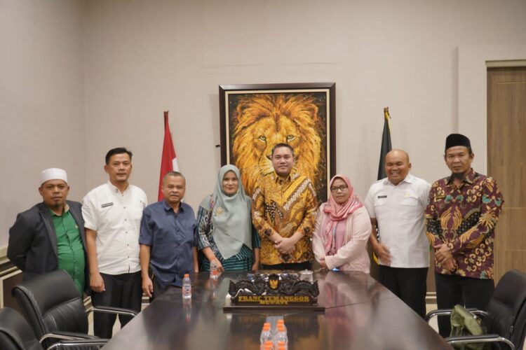 Panitia Festival Nasyid dan Marhaban FBT-MO Mersada saat bertemu Bupati Pakpak Bharat, Franc Bernhard Tumanggor, di Ruang Kerja Bupati, Kompleks Kantor Bupati Pakpak Bharat di Panorama Indah Sindeka Salak, Rabu  (14/06/2023), lalu.