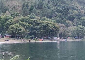 Suasana Pantai Pakkodian di sore hari. Pengunjung berburu senja sembari menikmati keindahan alam sekitar. (TRIBUN MEDAN/MAURITS)
