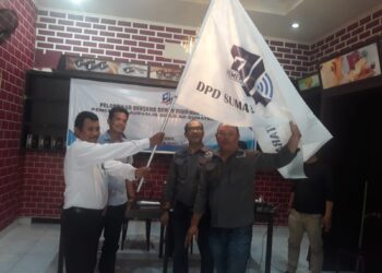 Ketua DPD PJS Provinsi Sumatera menyerahkan langsung bendera kebesaran kepada Ketua DPC PJS Kota Pematang Siantar periode 2023-2028, Josep Arbiden Napitu, SH.