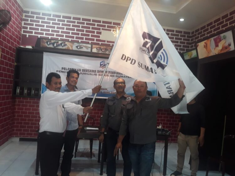 Ketua DPD PJS Provinsi Sumatera menyerahkan langsung bendera kebesaran kepada Ketua DPC PJS Kota Pematang Siantar periode 2023-2028, Josep Arbiden Napitu, SH.