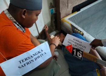 Tersangka Safrin Dwifa memperagakan cara menghabisi nyawa Lenni boru Hutapea dan anaknya Antonius Ferdinan Lumbangaol dengan sadis.