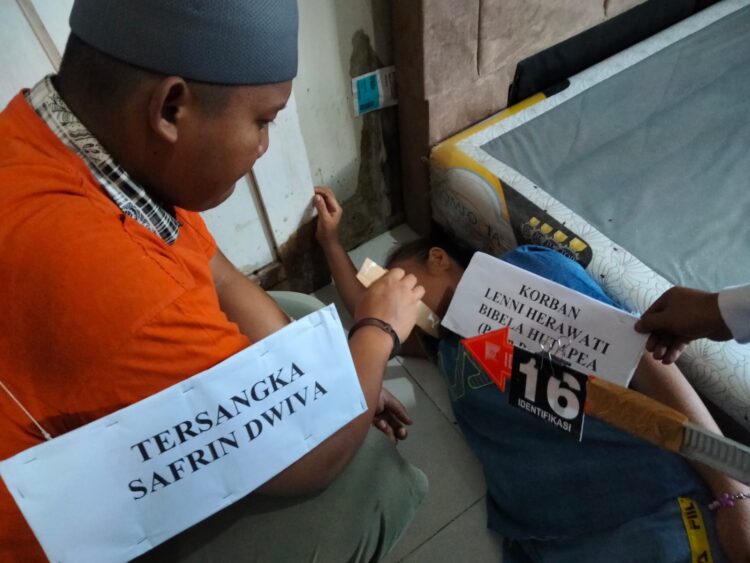 Tersangka Safrin Dwifa memperagakan cara menghabisi nyawa Lenni boru Hutapea dan anaknya Antonius Ferdinan Lumbangaol dengan sadis.