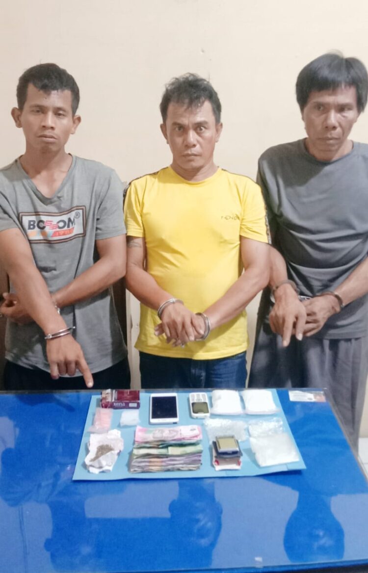 Tiga orang tersangka yang diamankan Sat Resnarkoba Polres Tanjungbalai.