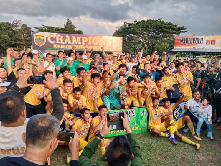 Panglima Kodam I/Bukit Barisan, Mayjend TNI Daniel Chardin, dan Direktur Utama PT. STTC, Bapak Edwin Bingei Purba saat foto bersama pemain Labura Hebat FC, juara 1 kejuaraan sepak bola Union Pangdam I/BB Cup Tahun 2023, di Lapangan Sepak Bola Mardjans Saragih Koramil 08/Bangun, Kecamatan Siantar, Kabupaten Simalungun, Selasa (11/07/2023).