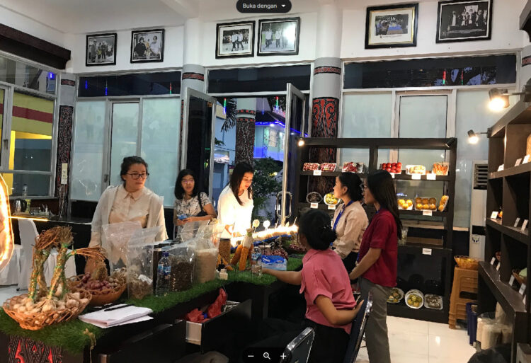Pemkab Humbahas tampilkan Batik Humbang dan produk unggulan lainnya di PRSU.