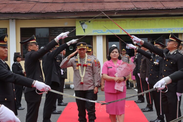 Acara pisah sambut Kapolres Pematang Siantar dari AKBP Fernando S.H, S.I.K, M.H,  kepada AKBP Yogen Heroes Baruno, S.H, S.I.K, berlangsung penuh haru, Senin (10/7/2023) pagi tadi, pukul 10.00 WIB, di Aula Widya Satya Brata Polres Pematang Siantar.