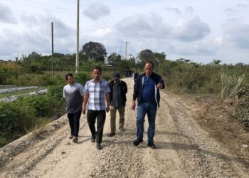 Bupati Humbang Hasundutan, Dosmar Banjarnahor, SE, saat tinjau pembangunan jalan di Doloksanggul dan Parlilitan, Sabtu (29/7/2023), lalu.
